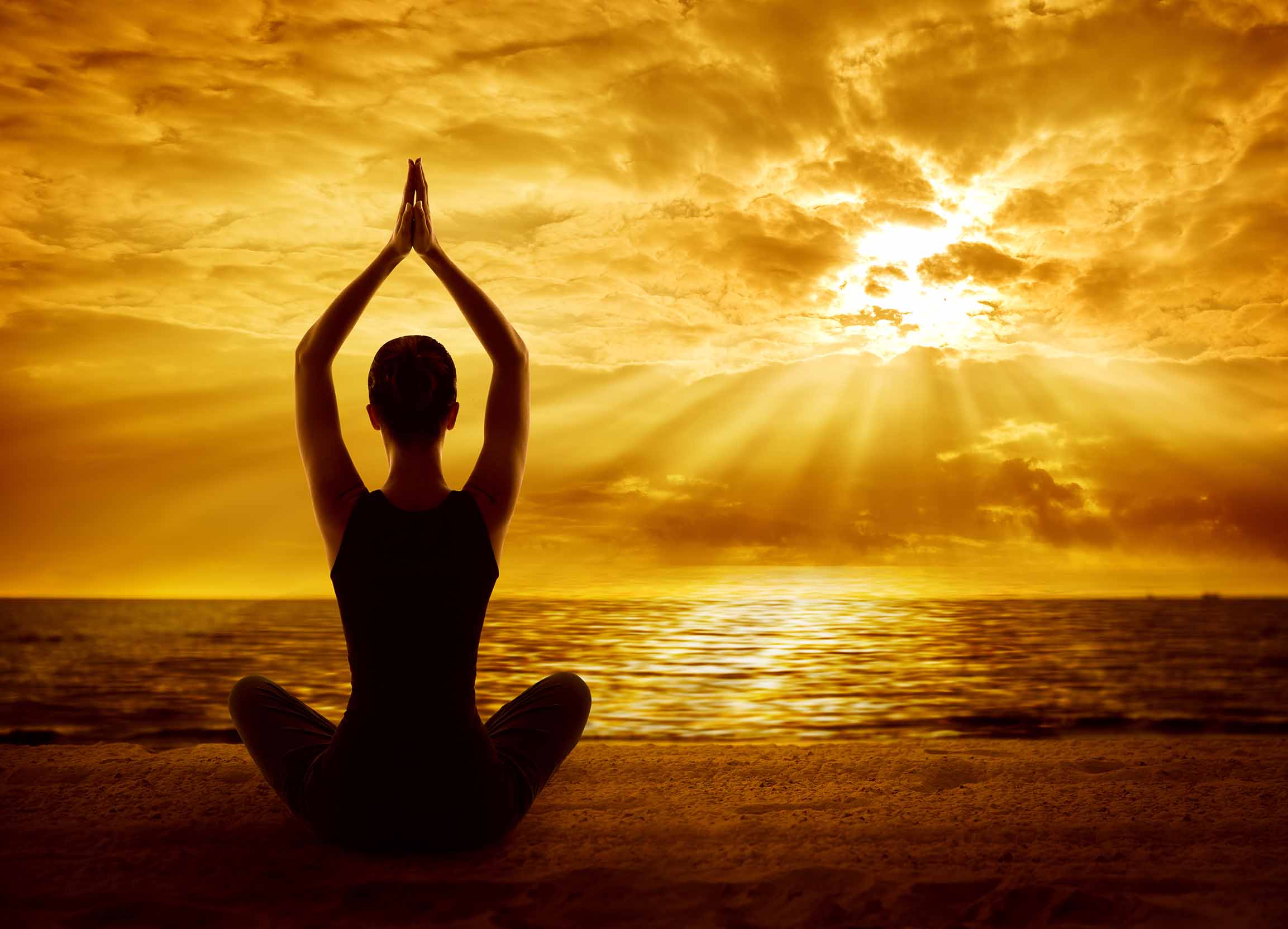 Meditation healing. Йога на закате. Йога медитация. Йога на рассвете. Девушка медитирует.